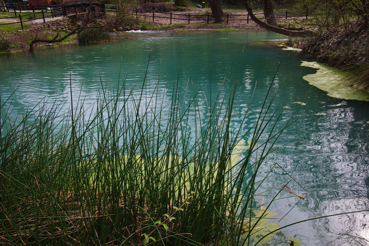 Non credevamo che l'acqua potesse avere questo colore: è il fiume in Abruzzo che fa invia a tutto il mondo