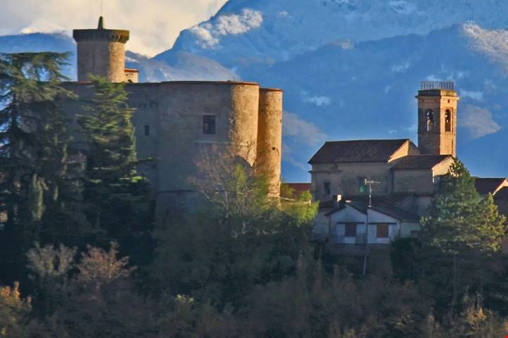 Da 1000 anni guarda la Lunigiana dall'alto: è il castello che oggi racconta la storia di tutta la Toscana
