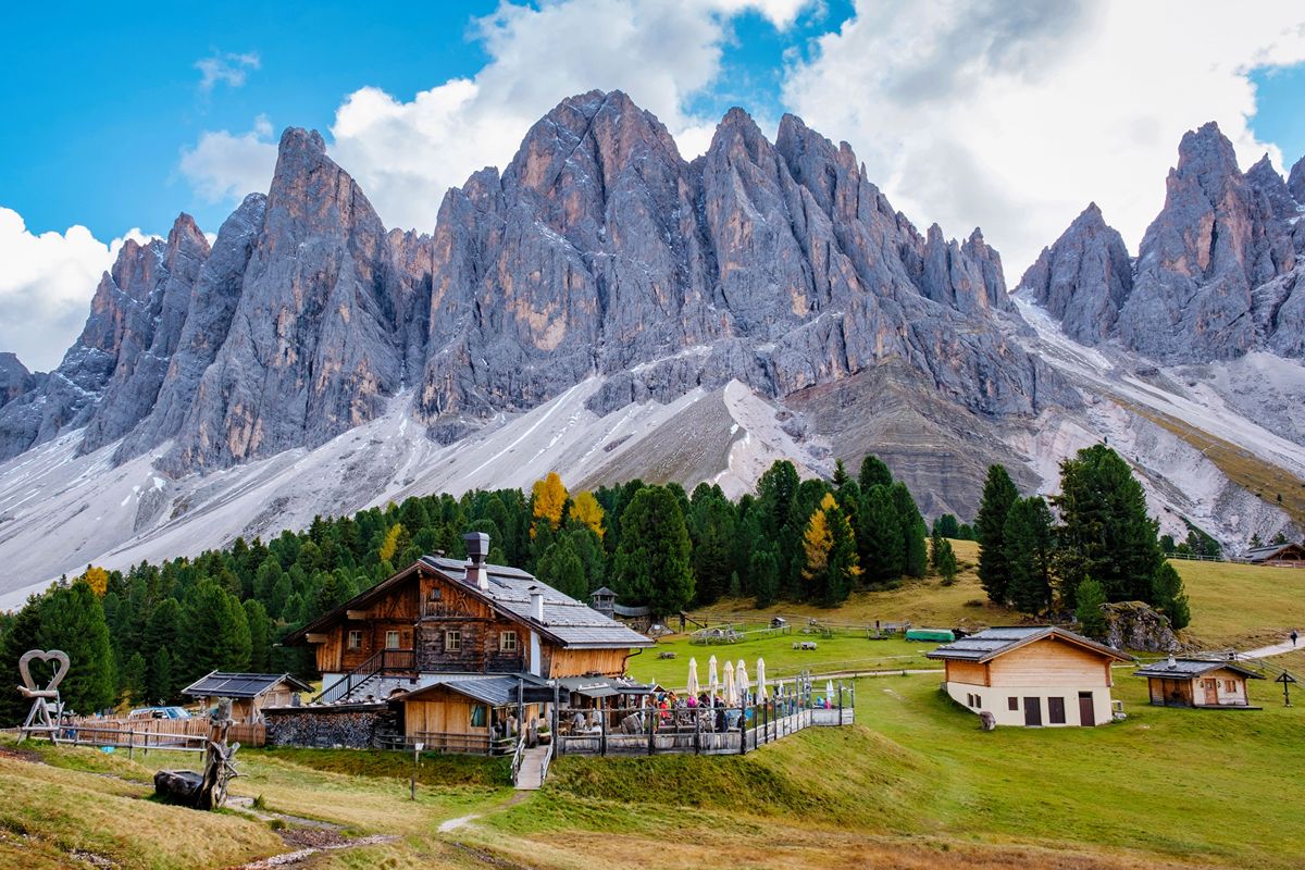Trentino, la valle del foliage e dei borghi di gusto che a ottobre si veste di colori
