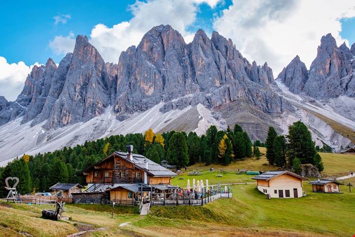 Trentino, la valle del foliage e dei borghi di gusto che a ottobre si veste di colori