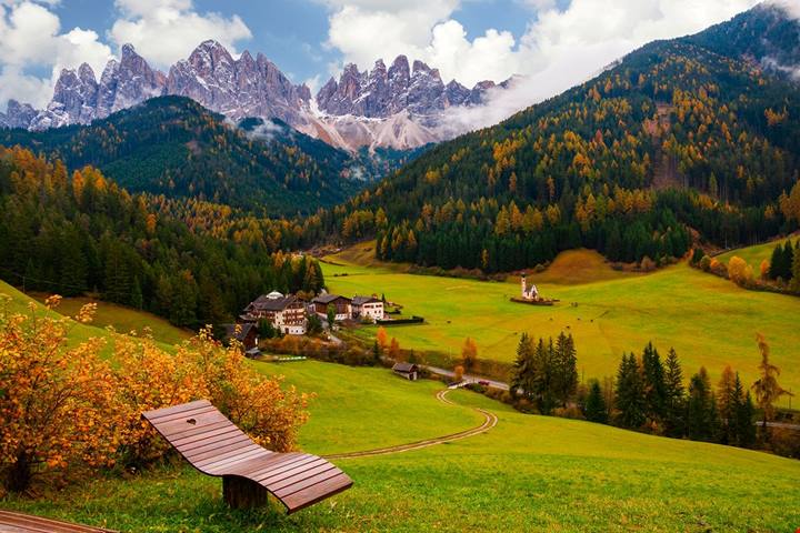 Trentino, la valle del foliage e dei borghi di gusto che a ottobre si veste di colori