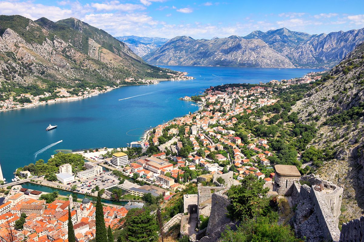 Sembra un fiordo norvegese, ma qui ci sono palazzi veneziani e mura che salgono sulla montagna