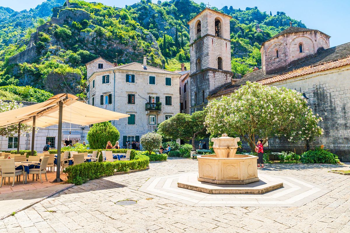Sembra un fiordo norvegese, ma qui ci sono palazzi veneziani e mura che salgono sulla montagna