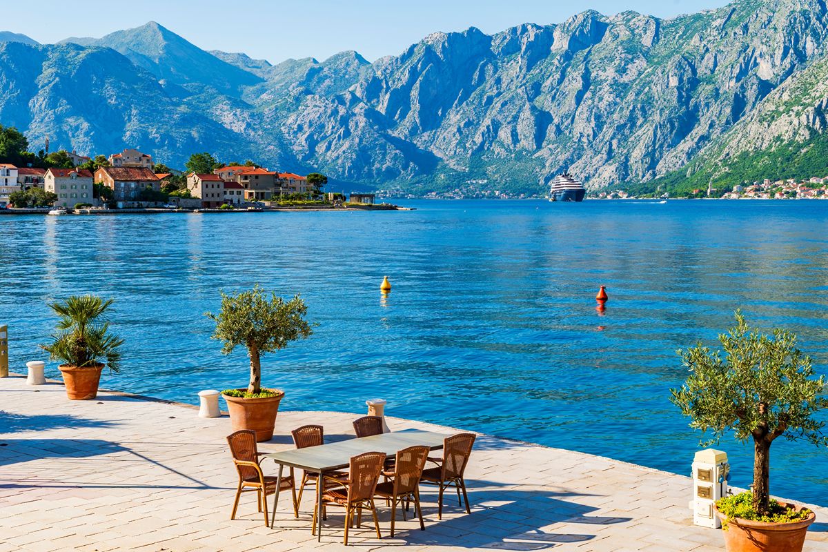 Sembra un fiordo norvegese, ma qui ci sono palazzi veneziani e mura che salgono sulla montagna