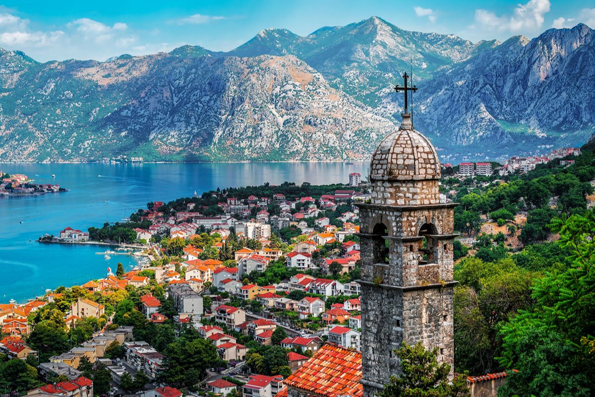 Sembra un fiordo norvegese, ma qui ci sono palazzi veneziani e mura che salgono sulla montagna