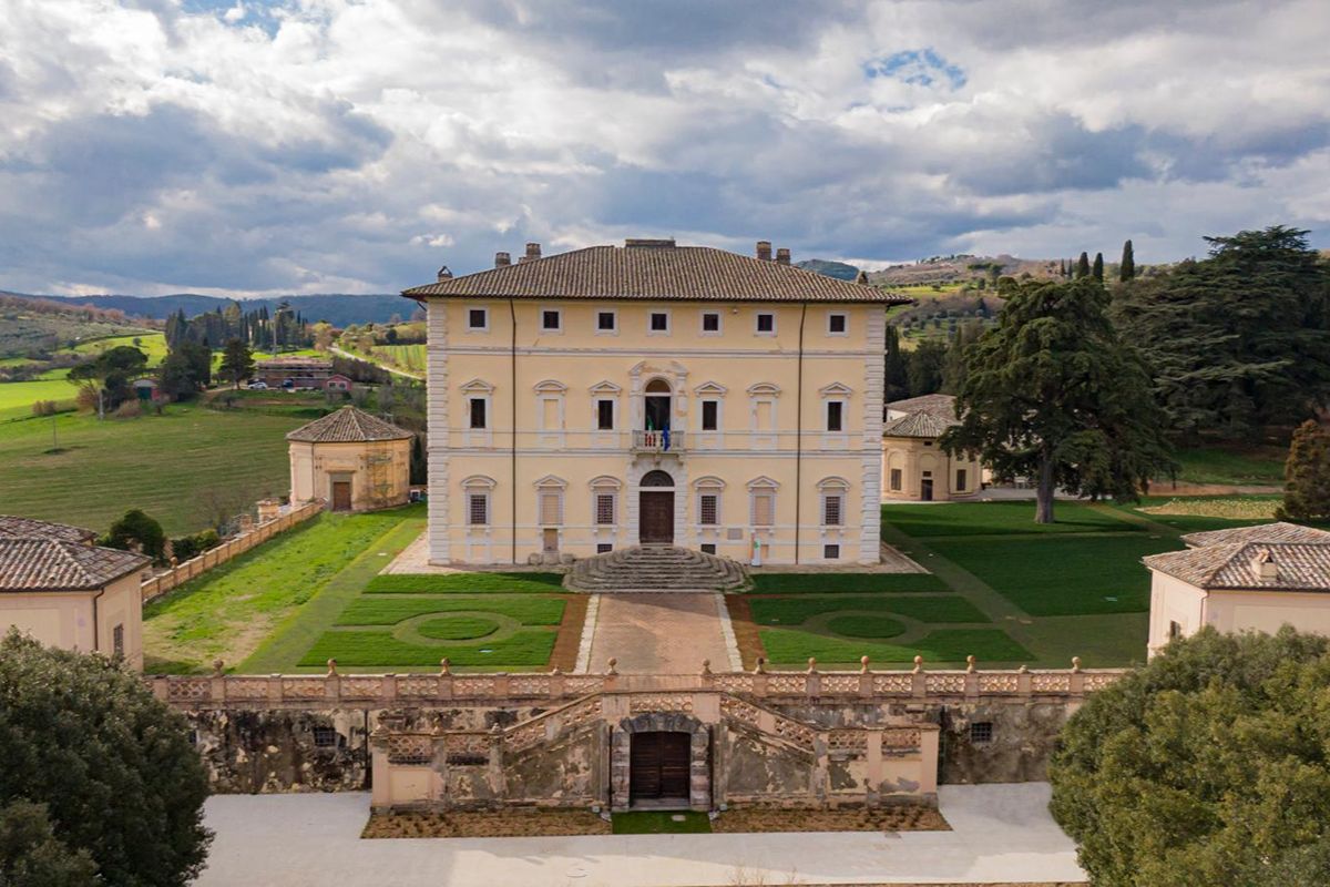 Perugia, l'antica villa del '500 costruita tra le colline è un capolavoro di arte e paesaggi d'autore