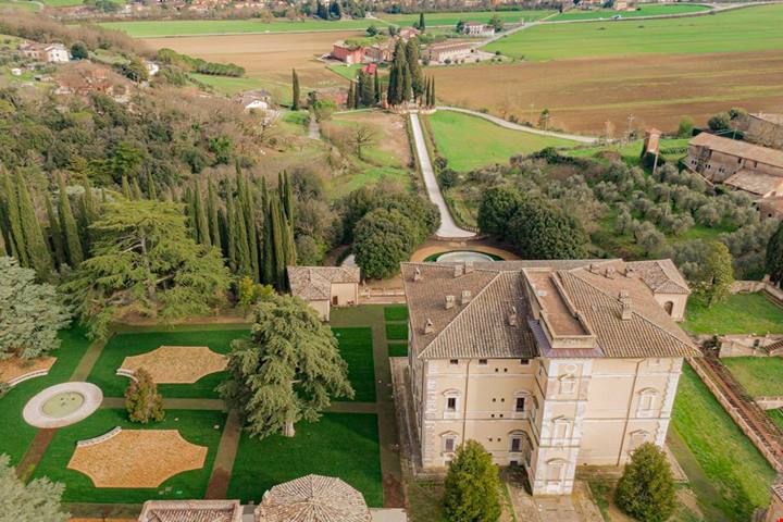 Perugia, l'antica villa del '500 costruita tra le colline è un capolavoro di arte e paesaggi d'autore