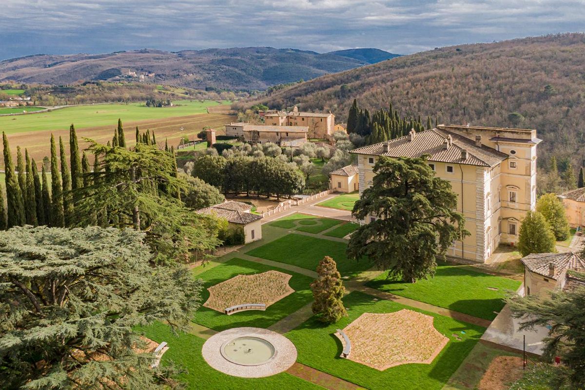 Perugia, l'antica villa del '500 costruita tra le colline è un capolavoro di arte e paesaggi d'autore