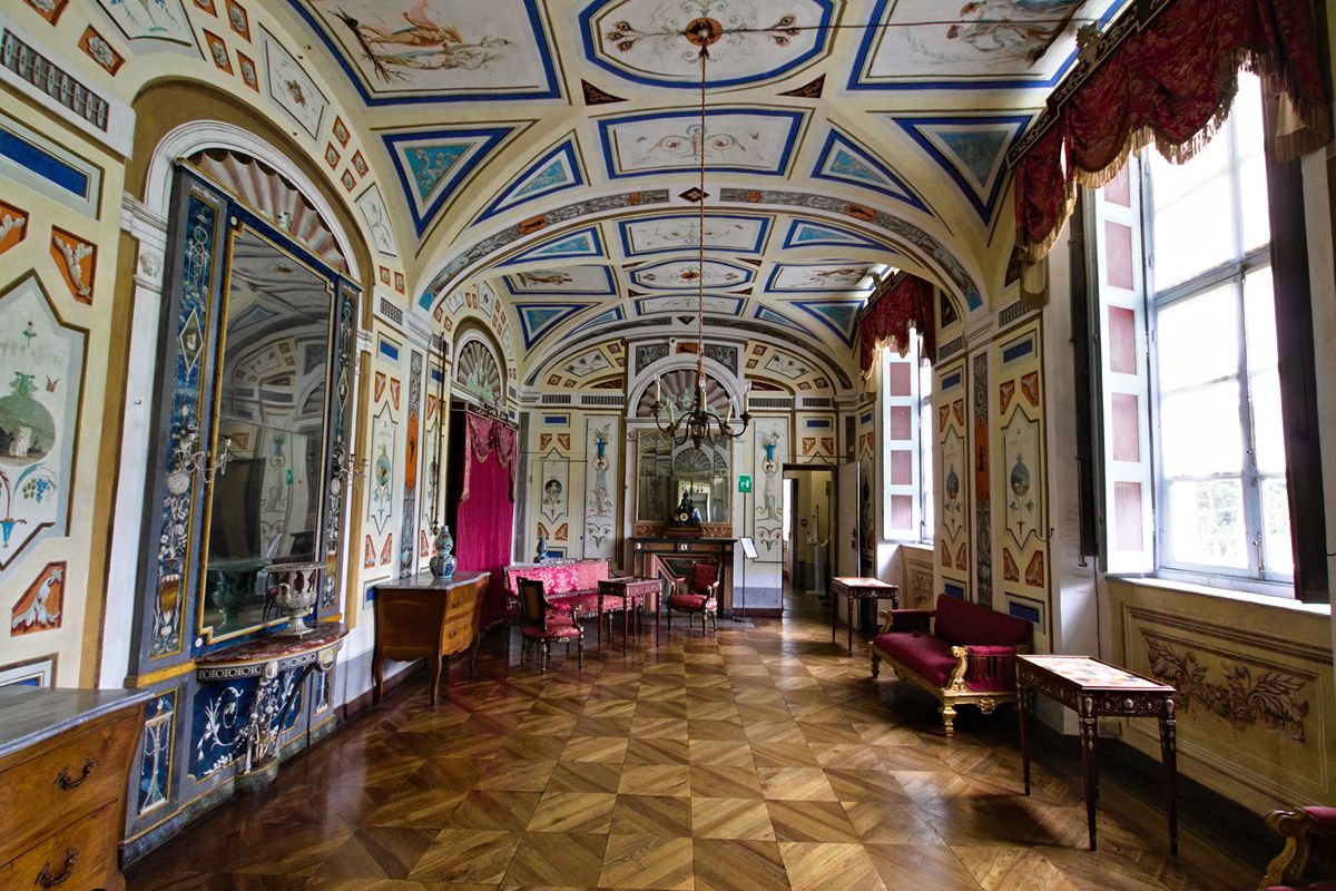 Piemonte, il castello immerso nel verde tra saloni affrescati, giardini storici e panorami mozzafiato
