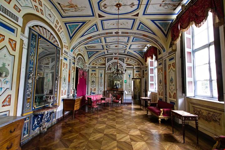 Piemonte, il castello immerso nel verde tra saloni affrescati, giardini storici e panorami mozzafiato