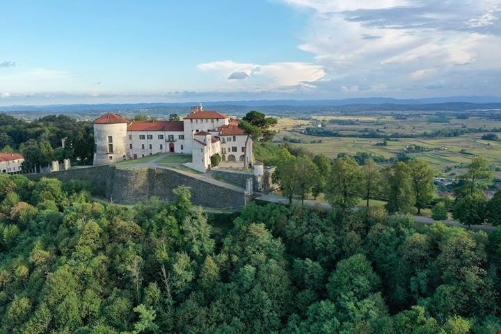 Piemonte, il castello immerso nel verde tra saloni affrescati, giardini storici e panorami mozzafiato