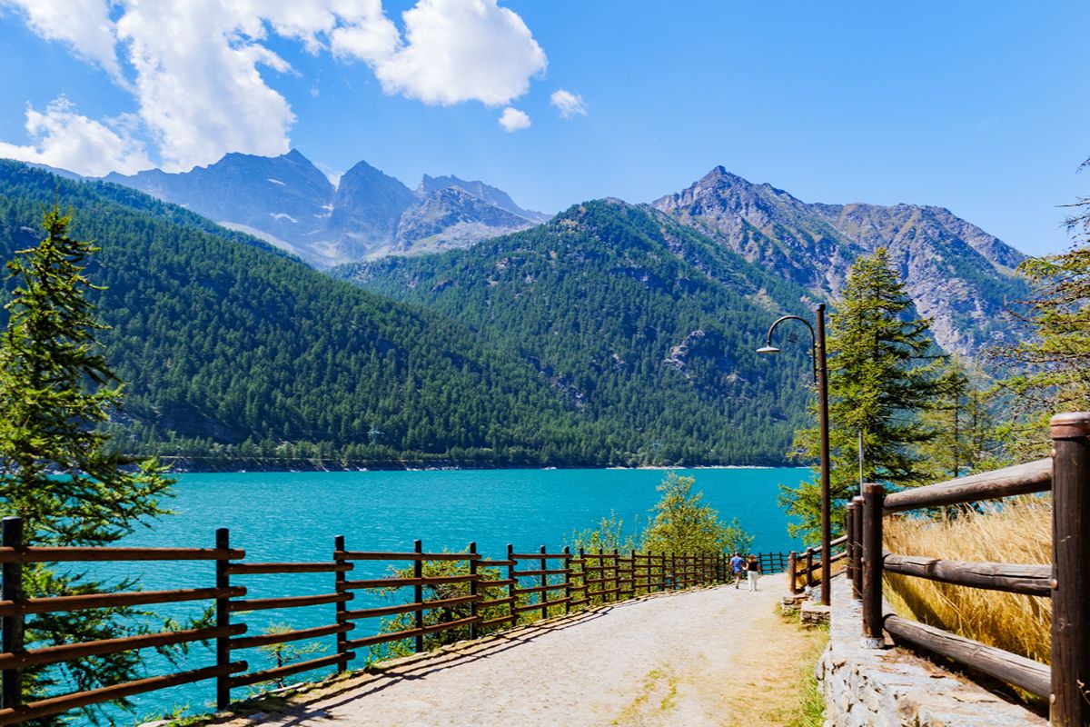È la perla alpina ai piedi del Gran Paradiso: questo borgo del Piemonte ti fa vedere il mondo da 1600 metri d'altezza