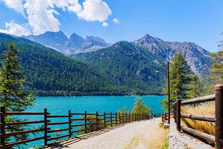 È la perla alpina ai piedi del Gran Paradiso: questo borgo del Piemonte ti fa vedere il mondo da 1600 metri d'altezza