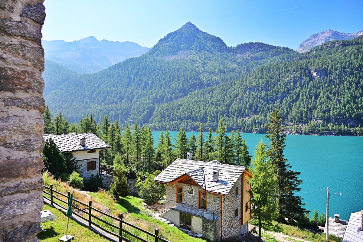 È la perla alpina ai piedi del Gran Paradiso: questo borgo del Piemonte ti fa vedere il mondo da 1600 metri d'altezza