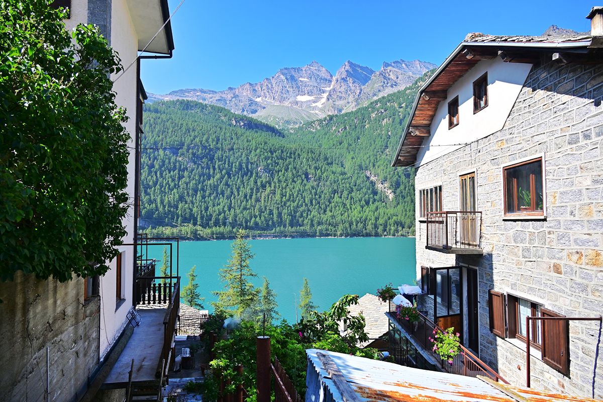 È la perla alpina ai piedi del Gran Paradiso: questo borgo del Piemonte ti fa vedere il mondo da 1600 metri d'altezza