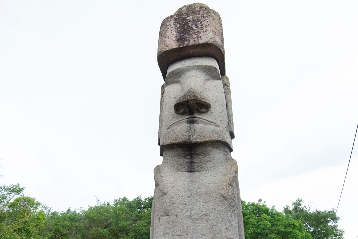 Il borgo sospeso sulla rupe di peperino dove si trova l'unico Moai al mondo fuori dall'Isola di Pasqua