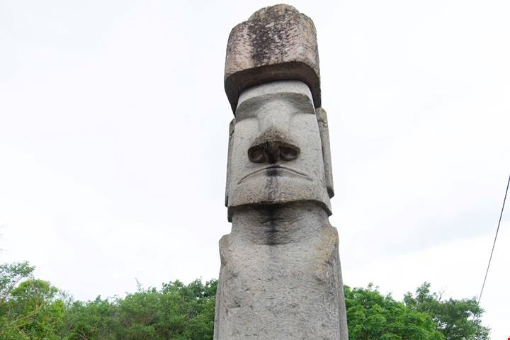 Il borgo sospeso sulla rupe di peperino dove si trova l'unico Moai al mondo fuori dall'Isola di Pasqua