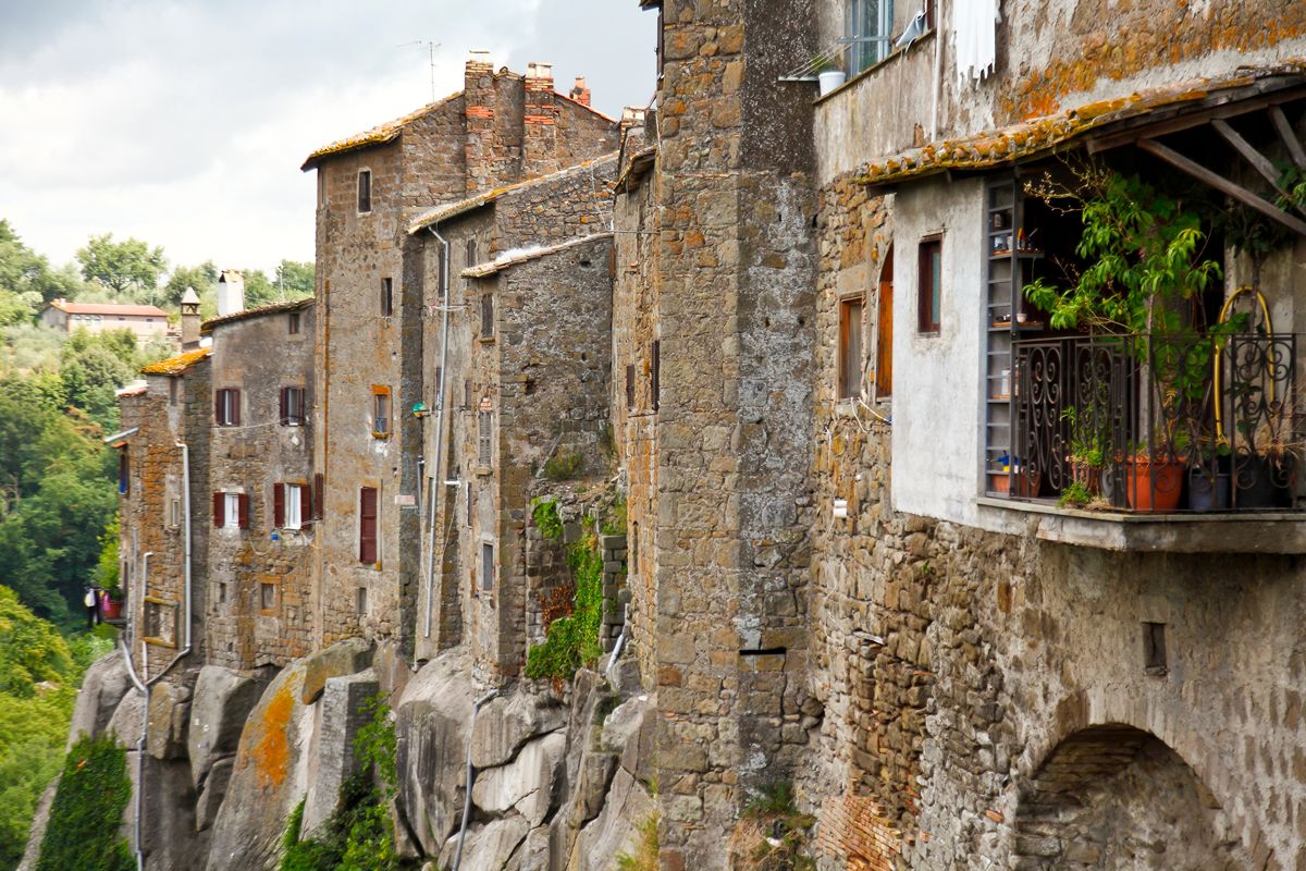 Il borgo sospeso sulla rupe di peperino dove si trova l'unico Moai al mondo fuori dall'Isola di Pasqua