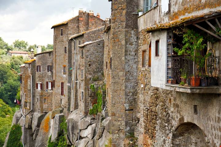 Il borgo sospeso sulla rupe di peperino dove si trova l'unico Moai al mondo fuori dall'Isola di Pasqua