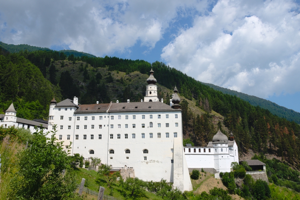 Circondata dalle Alpi, a 1300 metri in Val Venosta c'è l'abbazia benedettina più bella (e alta) d'Europa
