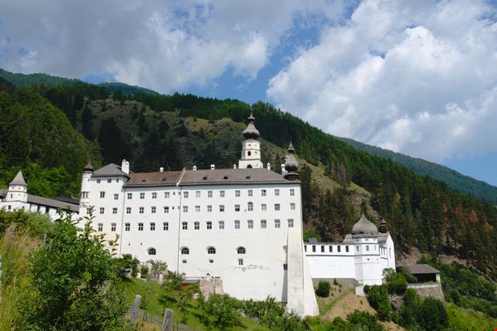 Circondata dalle Alpi, a 1300 metri in Val Venosta c'è l'abbazia benedettina più bella (e alta) d'Europa