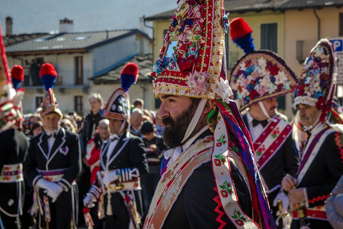 Ogni 5 anni questo borgo ospita la più bella festa in costume d'Italia: tra i suoi vicoli affrescati la storia sfila 