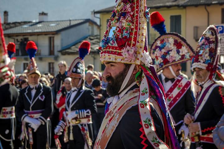 Ogni 5 anni questo borgo ospita la più bella festa in costume d'Italia: tra i suoi vicoli affrescati la storia sfila