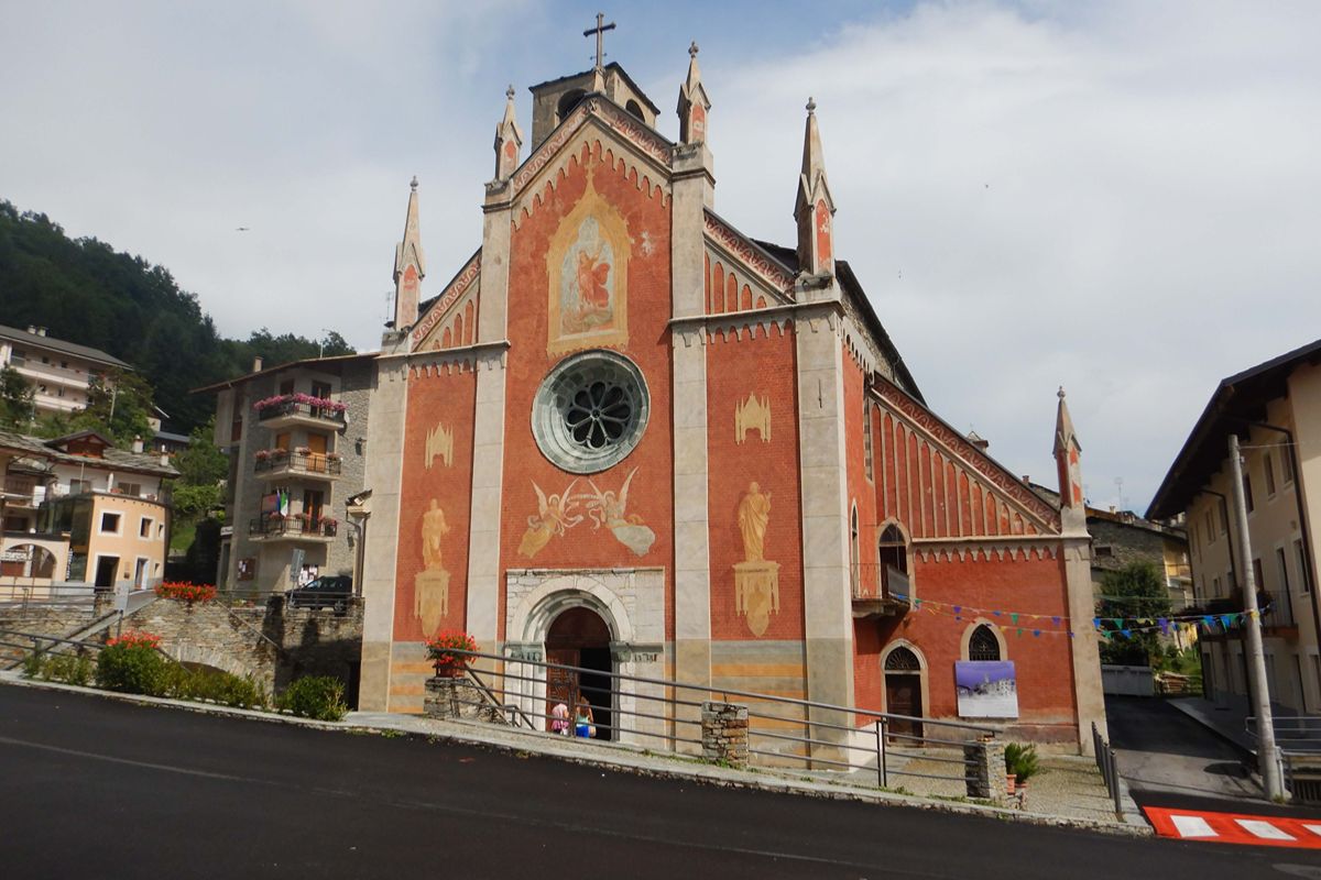 Ogni 5 anni questo borgo ospita la più bella festa in costume d'Italia: tra i suoi vicoli affrescati la storia sfila 