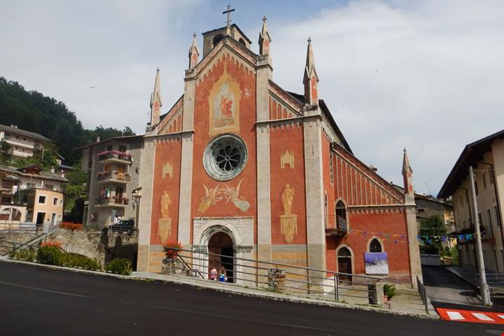 Ogni 5 anni questo borgo ospita la più bella festa in costume d'Italia: tra i suoi vicoli affrescati la storia sfila