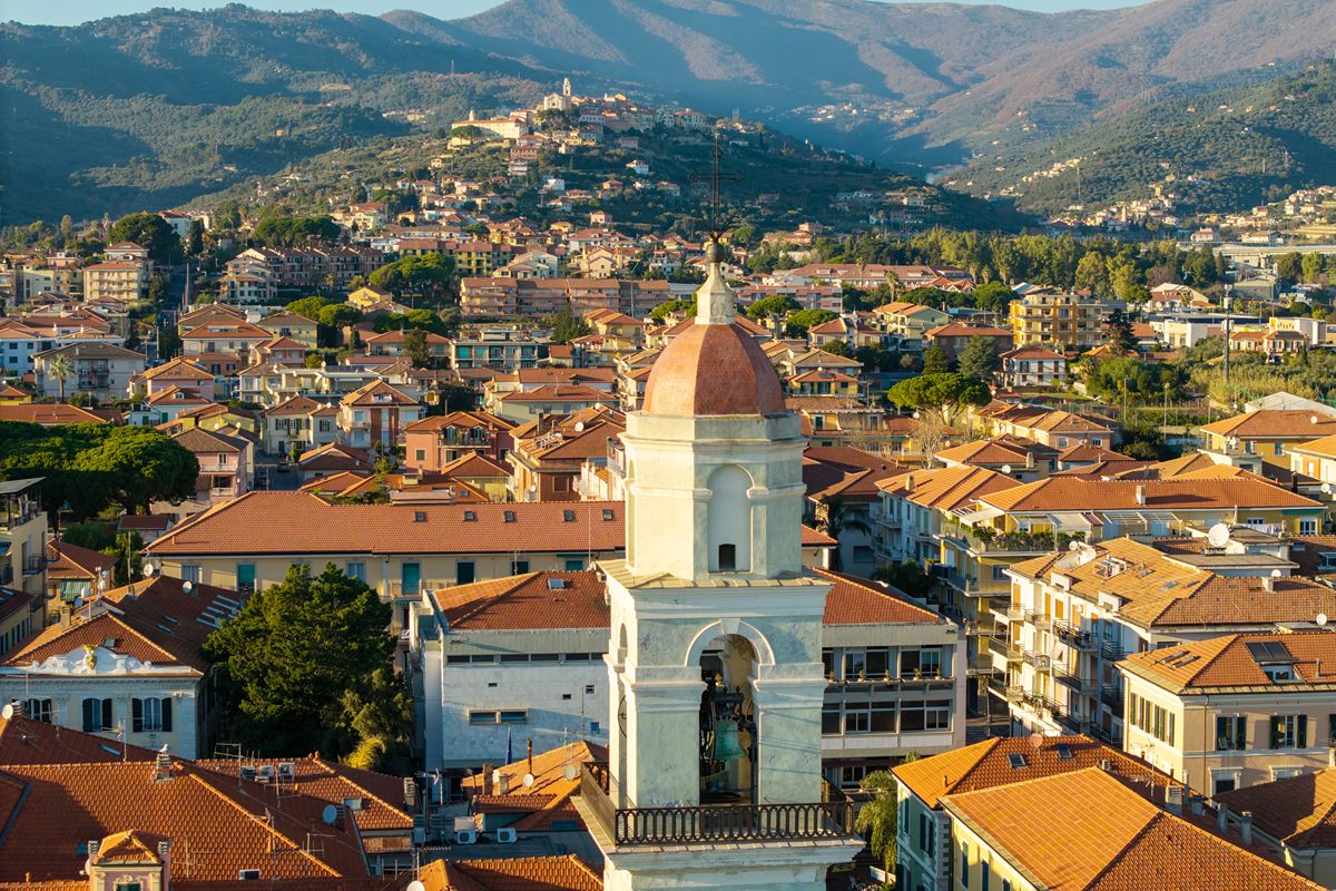 Voglia di mare a fine ottobre? Questo borgo della Liguria è il posto ideale per una fuga nel weekend