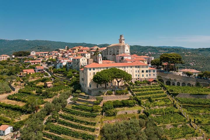 Voglia di mare a fine ottobre? Questo borgo della Liguria è il posto ideale per una fuga nel weekend
