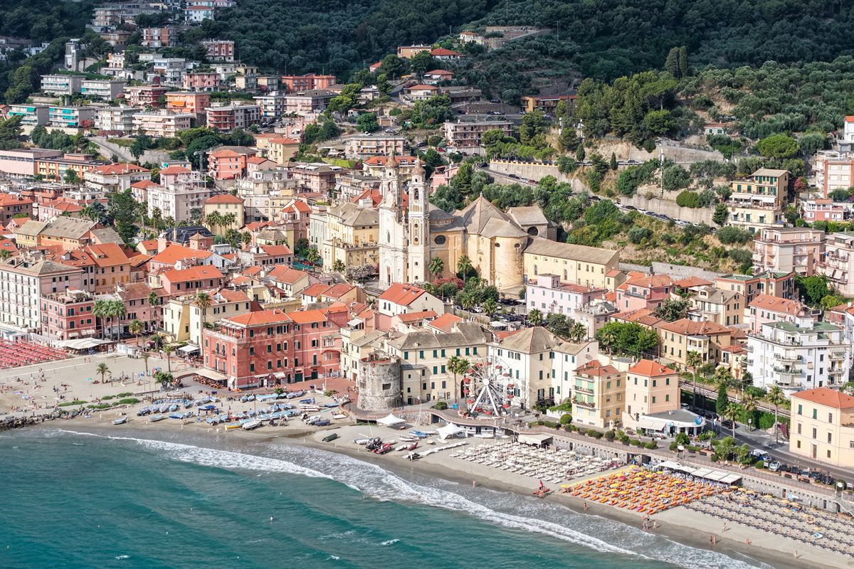 Incantevole borgo marinaro della Riviera dei Fiori, celebre per le sue lunghe spiagge dorate e il mare cristallino