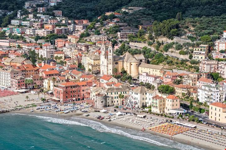 Incantevole borgo marinaro della Riviera dei Fiori, celebre per le sue lunghe spiagge dorate e il mare cristallino