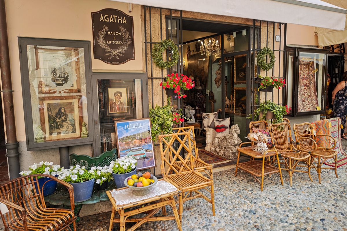 Incantevole borgo marinaro della Riviera dei Fiori, celebre per le sue lunghe spiagge dorate e il mare cristallino