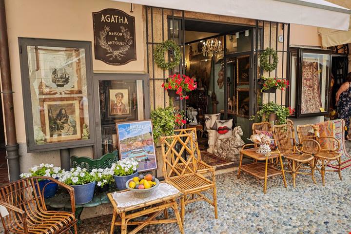 Incantevole borgo marinaro della Riviera dei Fiori, celebre per le sue lunghe spiagge dorate e il mare cristallino