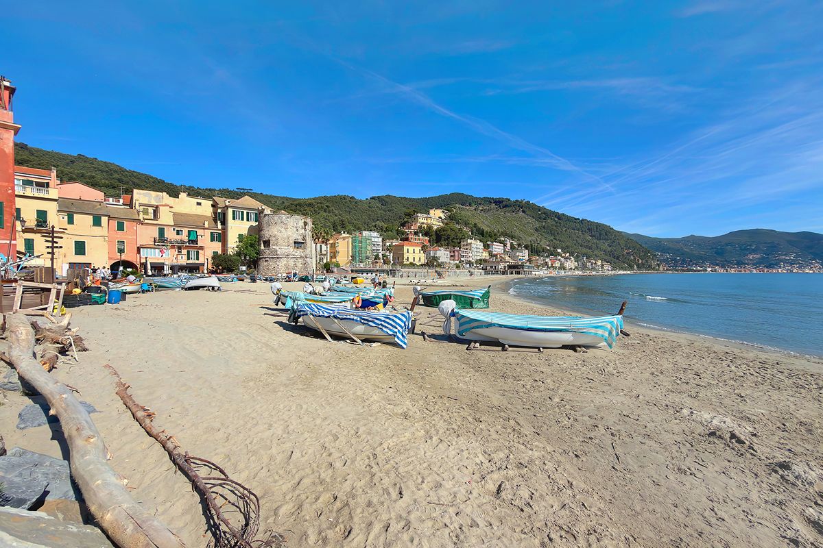 Incantevole borgo marinaro della Riviera dei Fiori, celebre per le sue lunghe spiagge dorate e il mare cristallino