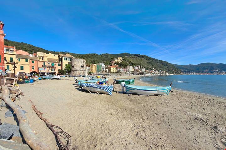 Incantevole borgo marinaro della Riviera dei Fiori, celebre per le sue lunghe spiagge dorate e il mare cristallino