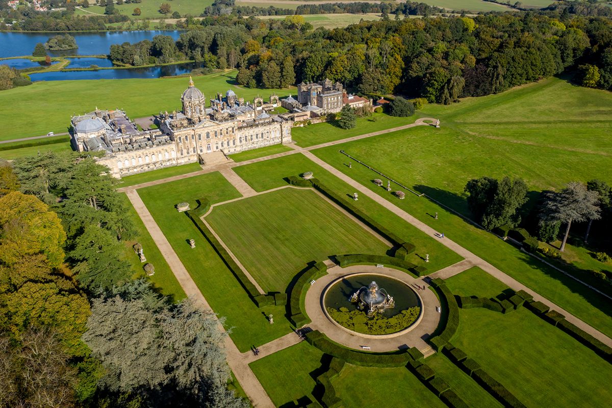 Se hai visto Bridgerton lo riconoscerai sicuramente: è il meraviglioso castello tra le radure dello Yorkshire
