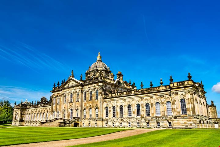 Se hai visto Bridgerton lo riconoscerai sicuramente: è il meraviglioso castello tra le radure dello Yorkshire