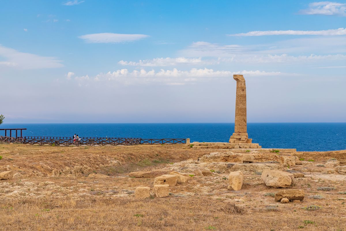 In Calabria c'è una colonna che risale a 2500 anni fa: da qui la vista sul mare ti emozionerà