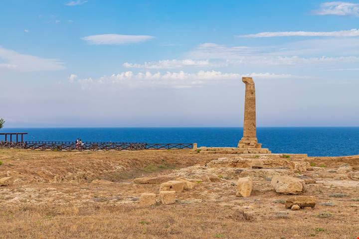 In Calabria c'è una colonna che risale a 2500 anni fa: da qui la vista sul mare ti emozionerà