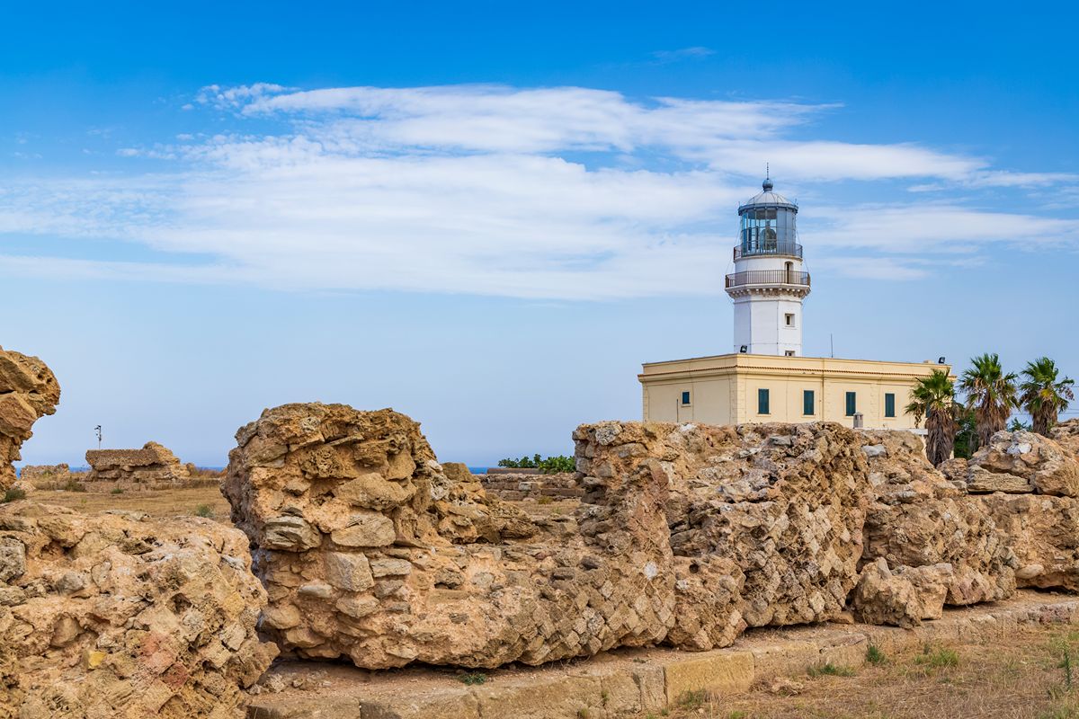 In Calabria c'è una colonna che risale a 2500 anni fa: da qui la vista sul mare ti emozionerà