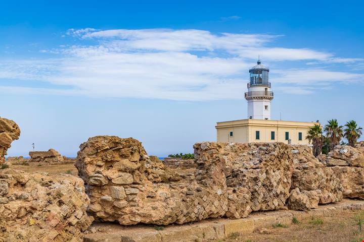 In Calabria c'è una colonna che risale a 2500 anni fa: da qui la vista sul mare ti emozionerà