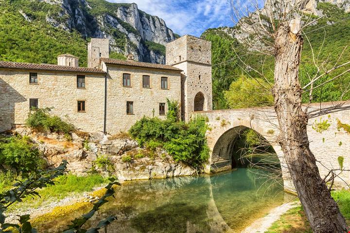 Cinque absidi, torri e montagne tutto intorno: nelle Marche c'è una chiesa che nasconde mille anni di storia