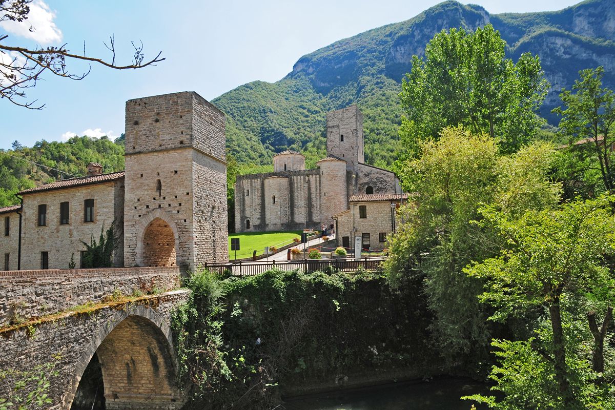 Cinque absidi, torri e montagne tutto intorno: nelle Marche c'è una chiesa che nasconde mille anni di storia