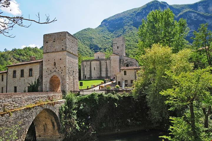 Cinque absidi, torri e montagne tutto intorno: nelle Marche c'è una chiesa che nasconde mille anni di storia