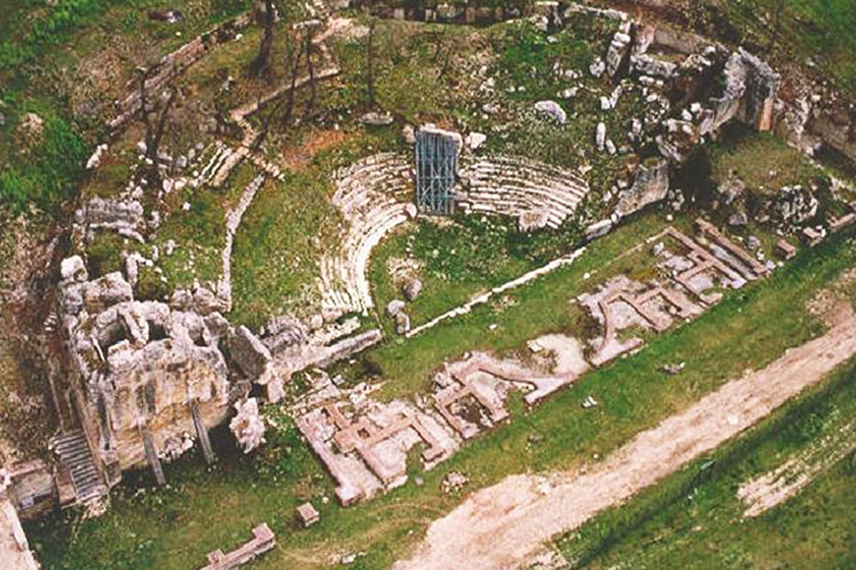 Marche, il più grande parco archeologico dell'antica Roma dove camminare tra 40 ettari di storia