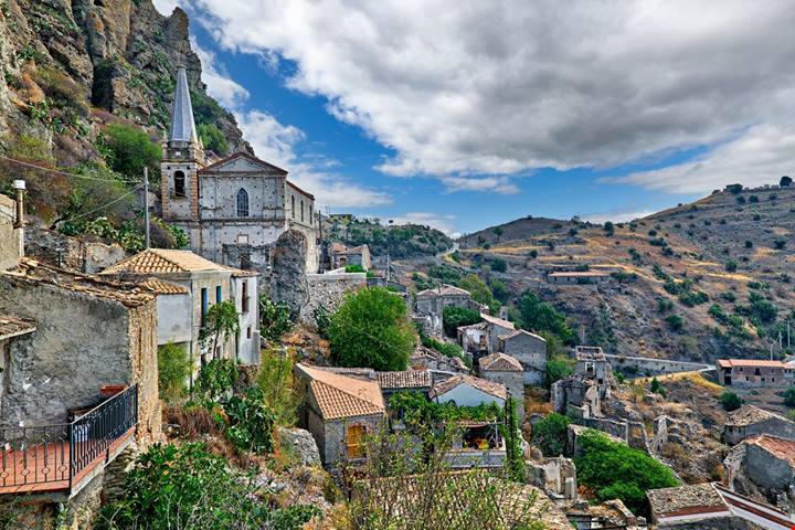 In Calabria c'è un affascinante borgo fantasma dove una montagna con 5 dita ha ridisegnato il paesaggio