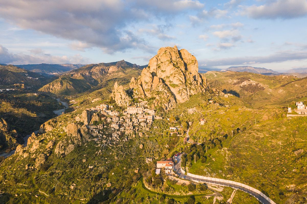 In Calabria c'è un affascinante borgo fantasma dove una montagna con 5 dita ha ridisegnato il paesaggio