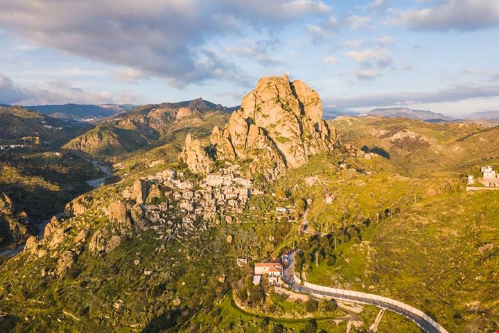 In Calabria c'è un affascinante borgo fantasma dove una montagna con 5 dita ha ridisegnato il paesaggio